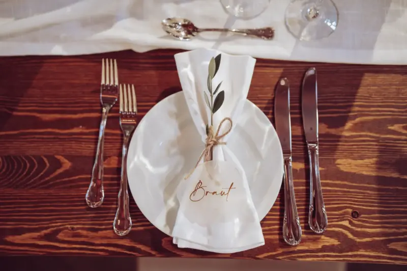 Teller und Besteck schön angerichtet auf dem Tisch