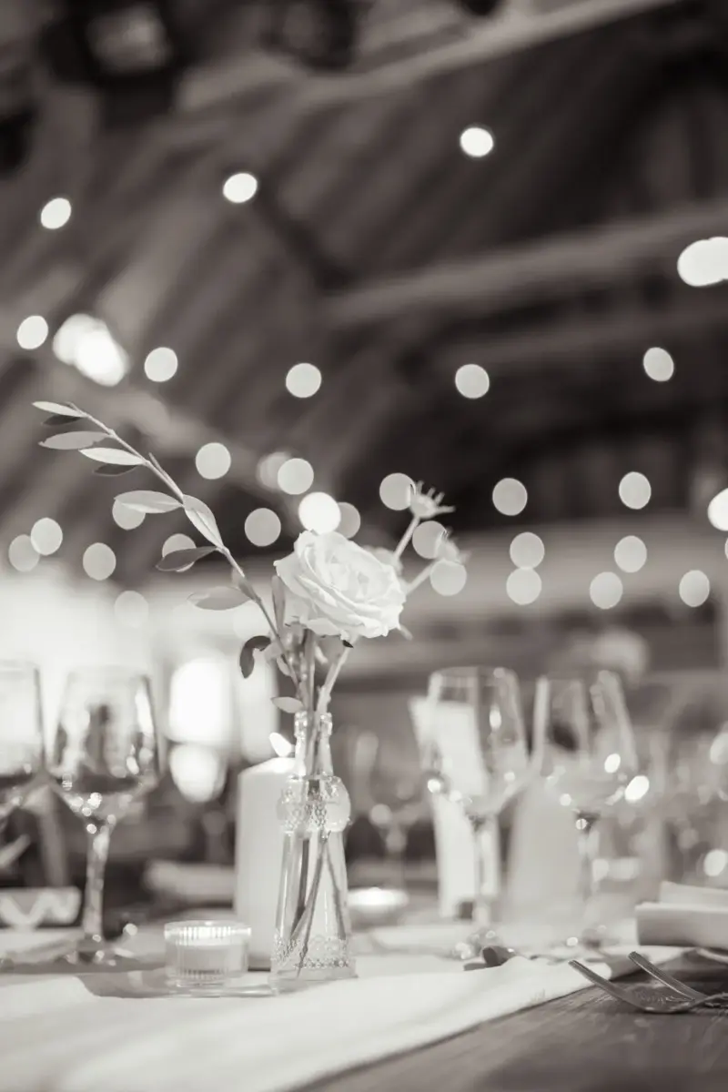 Tischdeko mit Blume und Bokehkreisen im Hintergrund