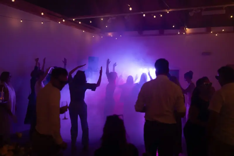 Gäste tanzen bei bunter Beleuchtung auf der Tanzfläche