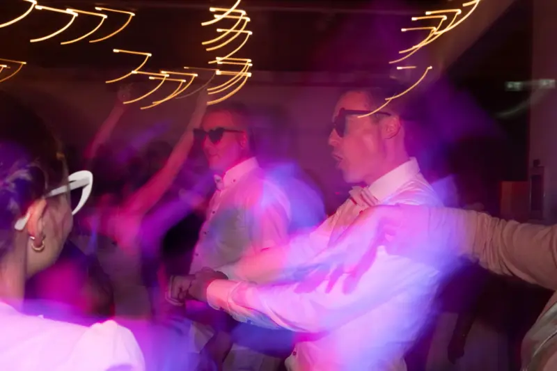 Hochzeitsgäste auf der Tanzfläche geben vollgas